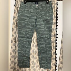 Women’s AEO skinny stretch twill work pants 12 regular green camo EUC